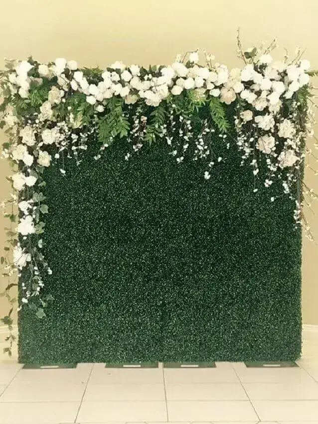 decoração com painel de flores e folhagens