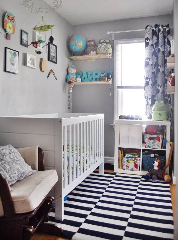 decoração com parede cinza e tapete listrado para quarto de bebê pequeno