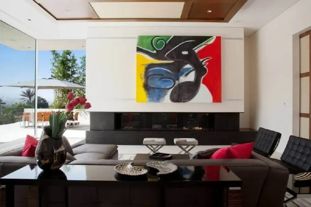 decoração com quadro grande e colorido para sala de estar ampla