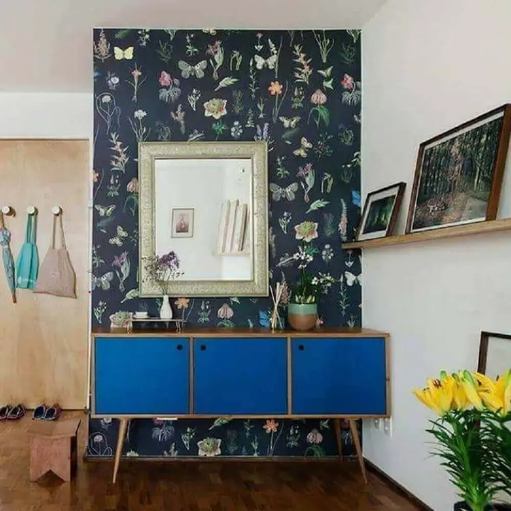decoração de hall de entrada simples com papel de parede florido e aparador azul