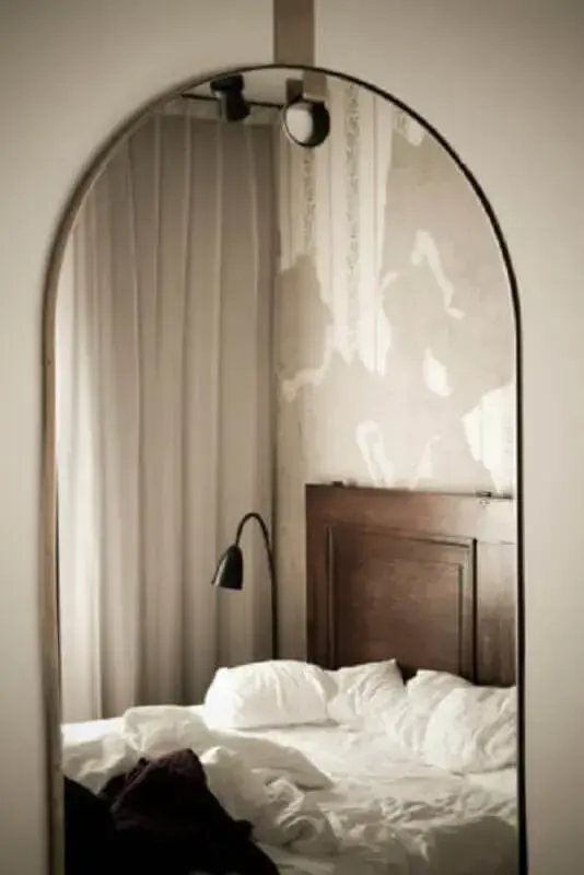 decoração delicada com espelho de parede para quarto