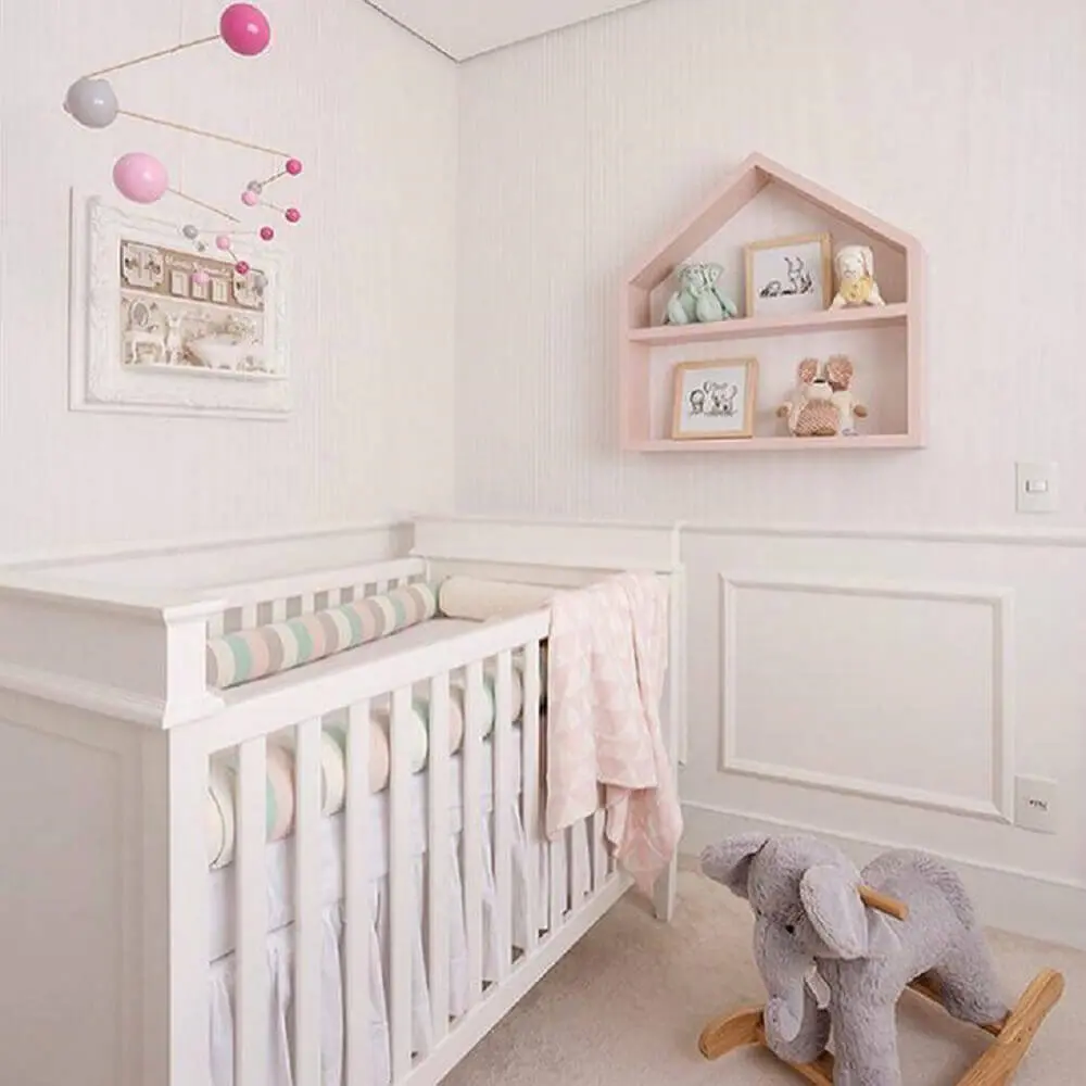 decoração delicada com nicho para quarto de bebê