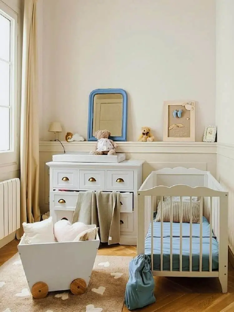 decoração delicada em tons neutros para quarto pequeno de bebê