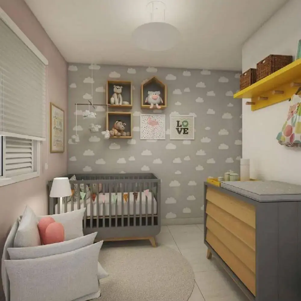 decoração lúdica com nichos para quarto de bebê com papel de parede com nuvens