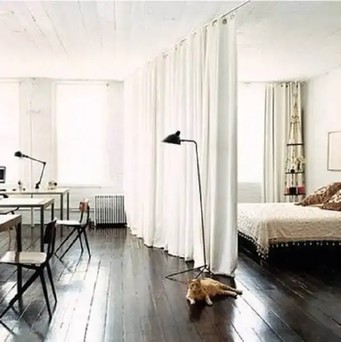 decoração minimalista com cortina divisória de ambiente