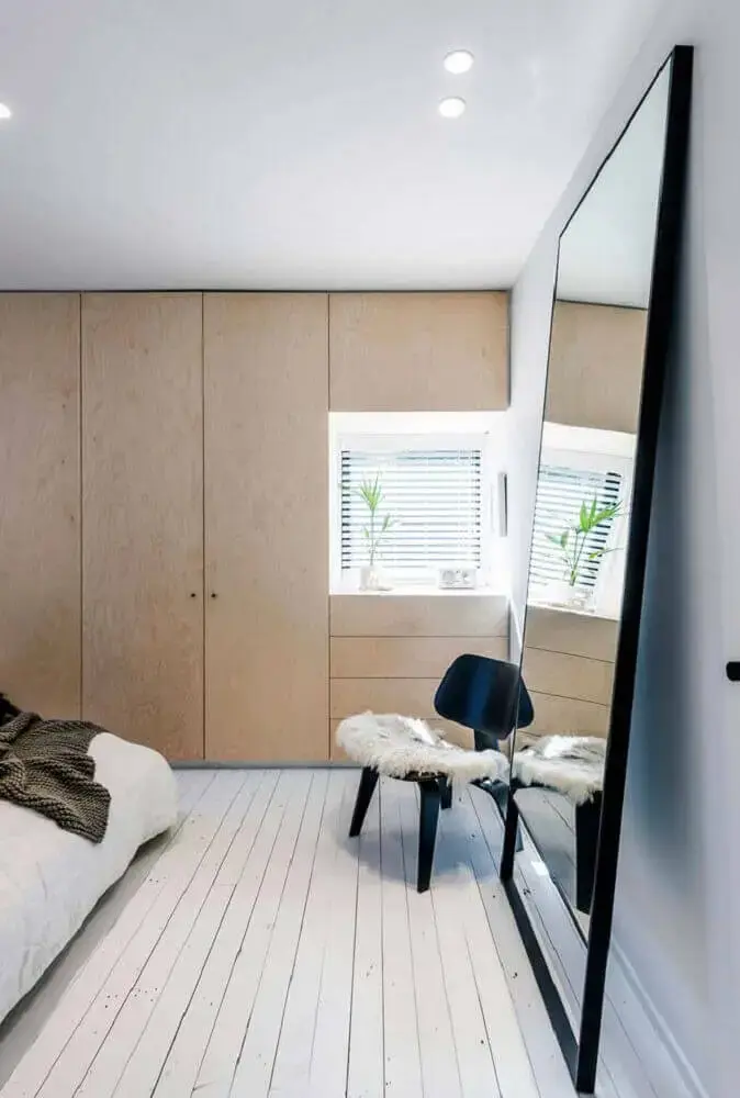 decoração minimalista com espelho grande para quarto apoiado no chão