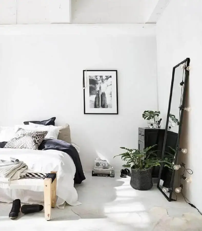decoração minimalista e moderna com espelho para quarto apoiado na parede
