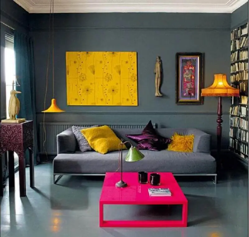 decoração moderna para sala cinza com detalhes em amarelo e pink Foto Delícia de Morar