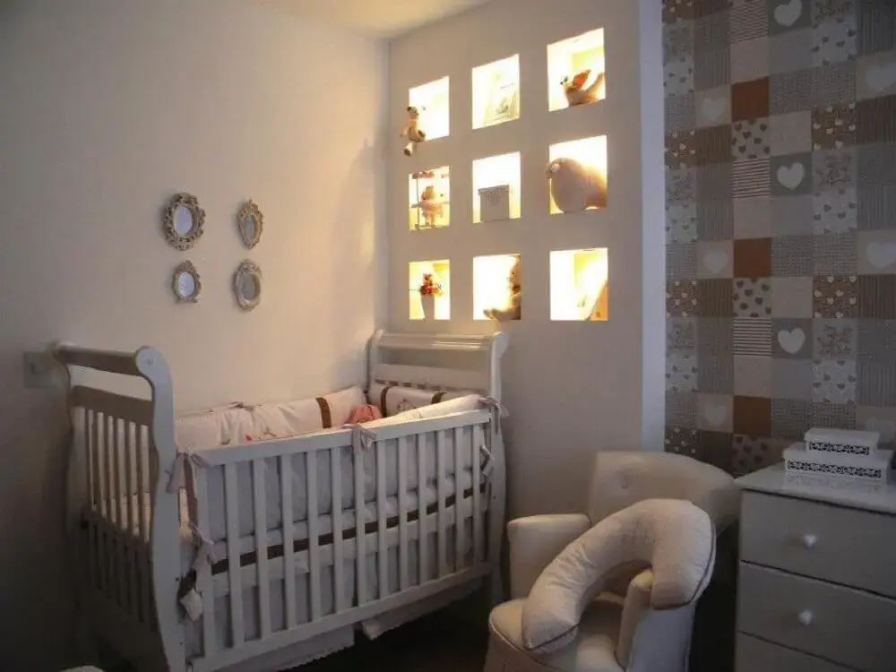 decoração neutra com nichos para quarto de bebê com LED
