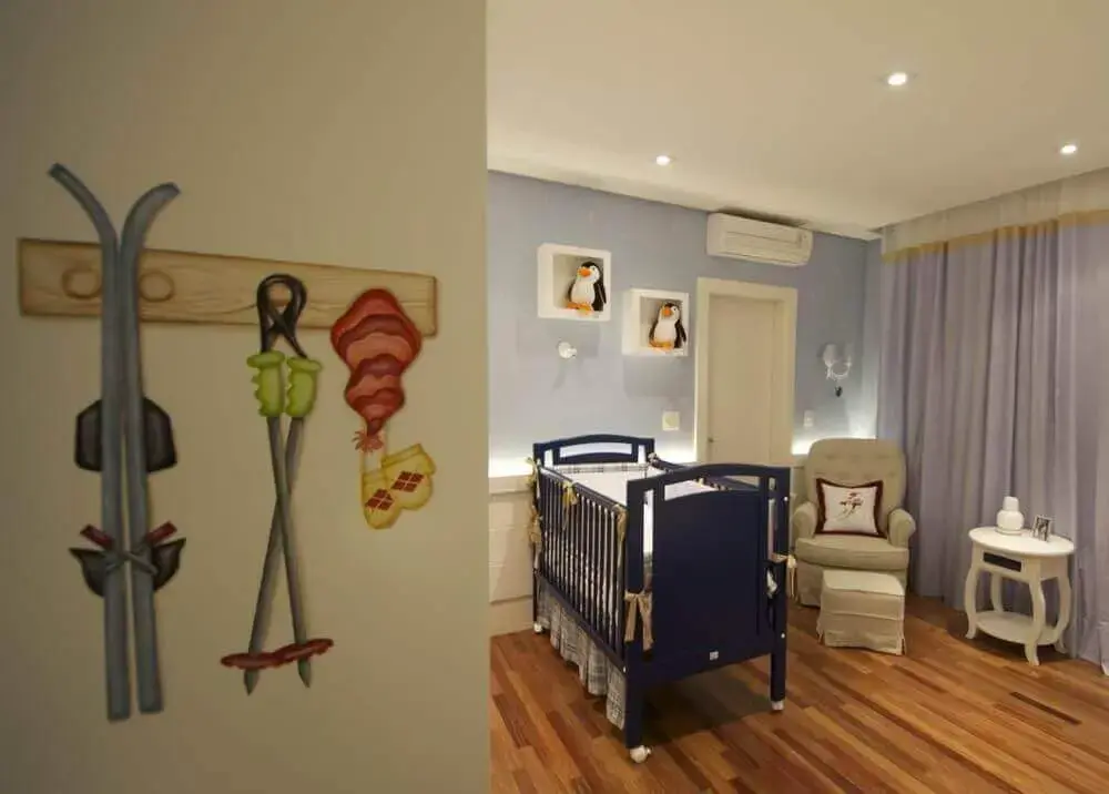 decoração para quarto de bebê azul e berço azul marinho e nichos com pinguim