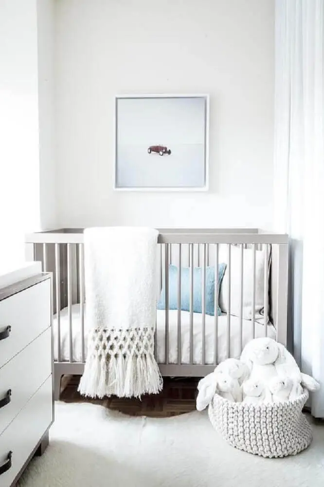 decoração para quarto de bebê pequeno todo branco com berço cinza