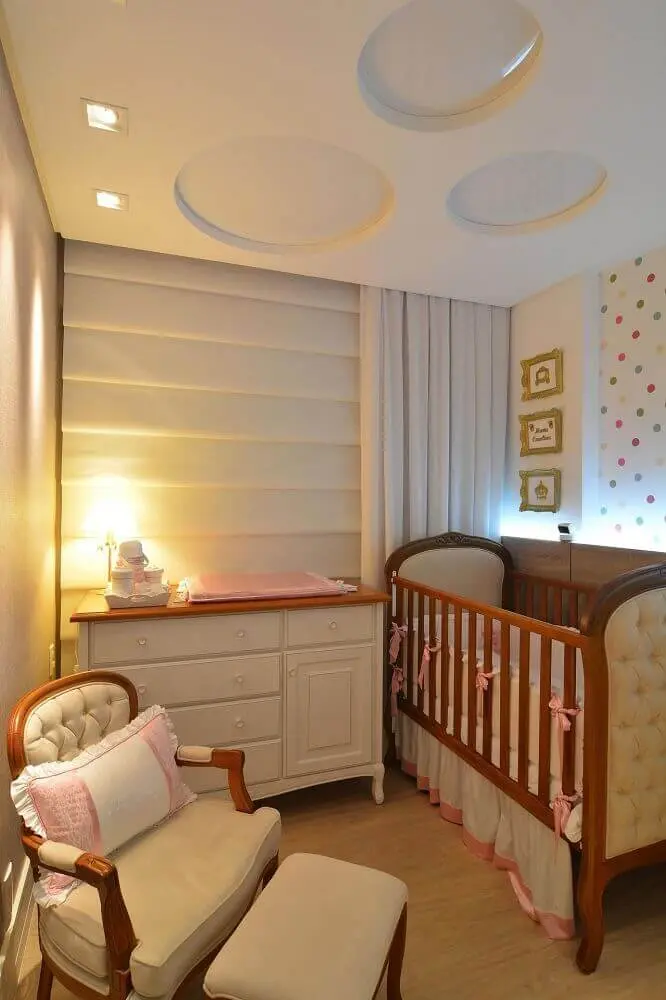 decoração para quarto pequeno de bebê com berço com cabeceira capitonê