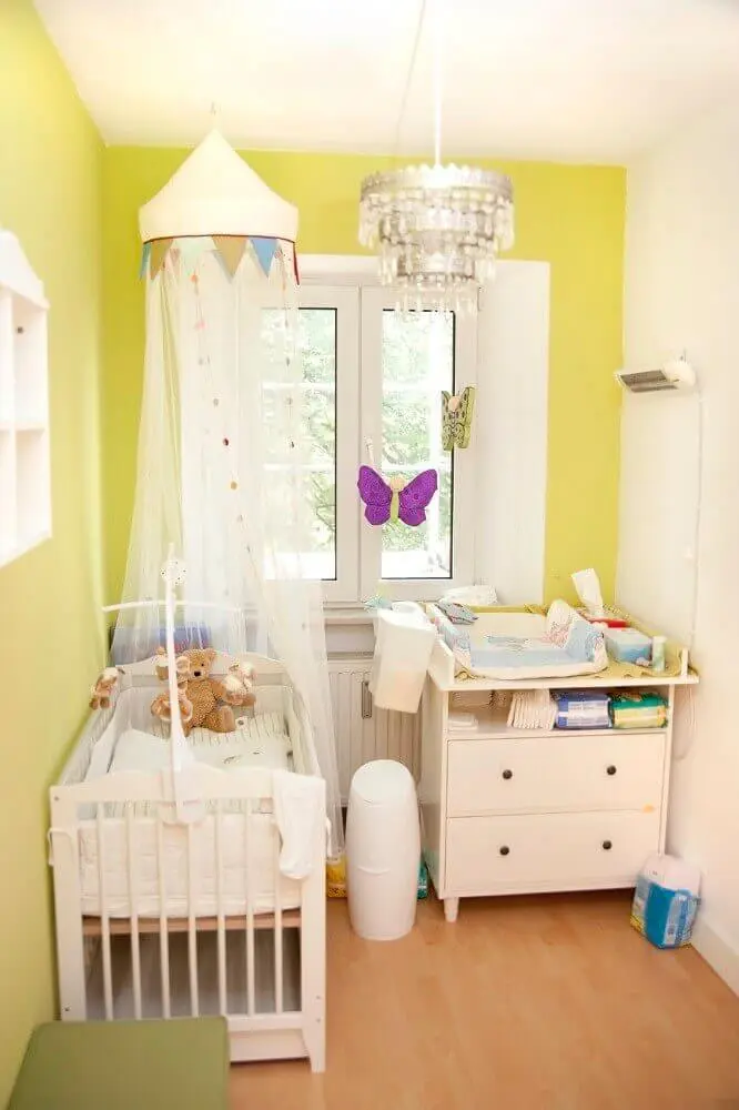 decoração para quarto pequeno de bebê com parede amarela
