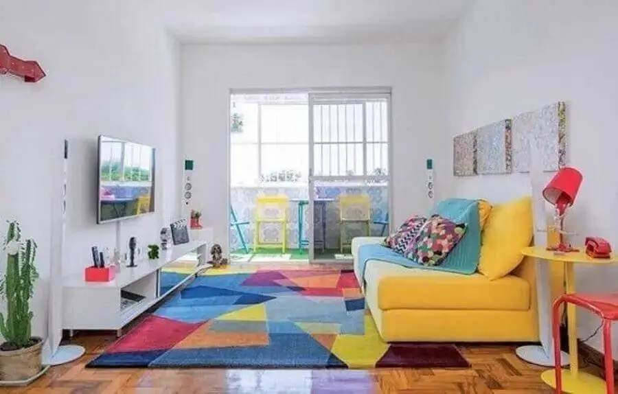 decoração para sala de estar com sofá amarelo e tapete colorido Foto Pinterest