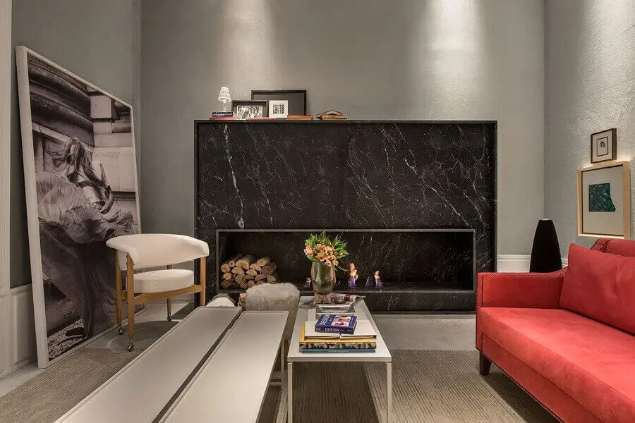 decoração para sala de estar sofisticada com quadro e lareira em mármore preto