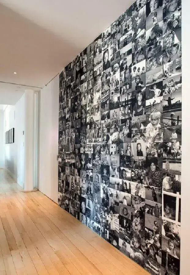 decoração preta e branca com mural de fotos na parede
