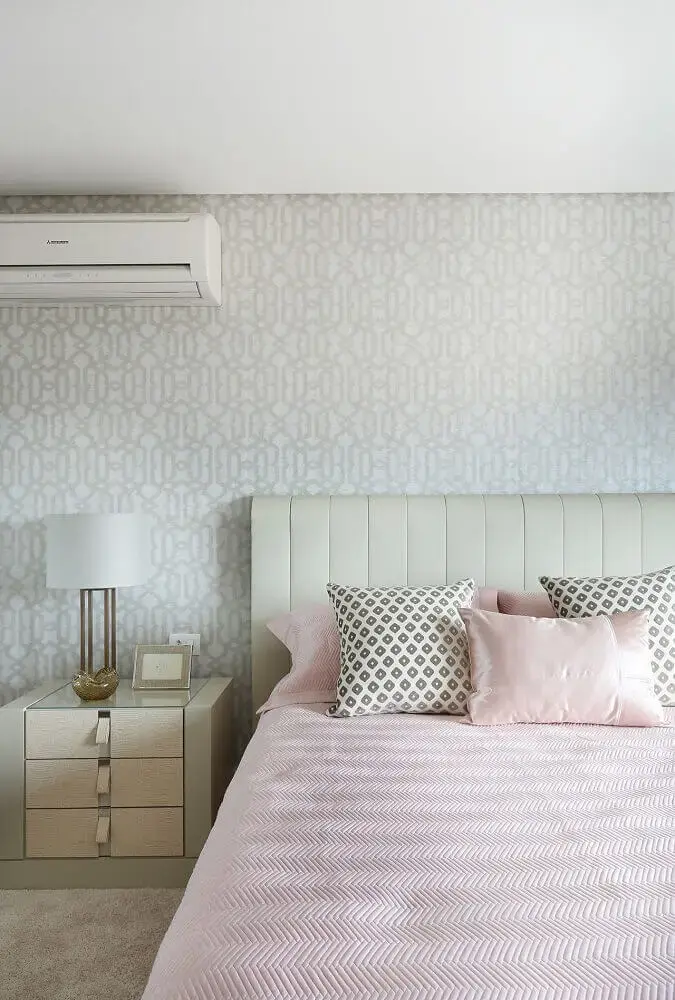 decoração quarto com na cor bege claro papel de parede cinza e almofadas cor de rosa