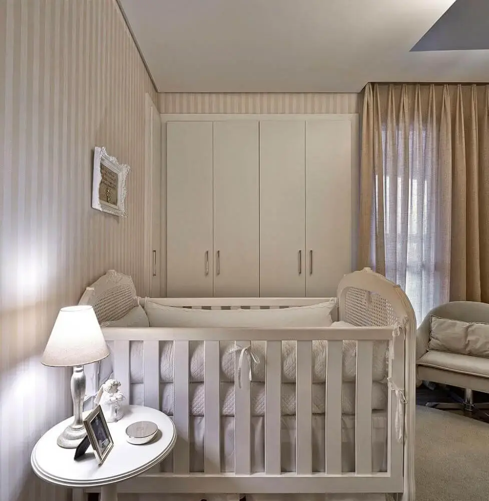 decoração quarto de bebê bege com papel de parede listrado