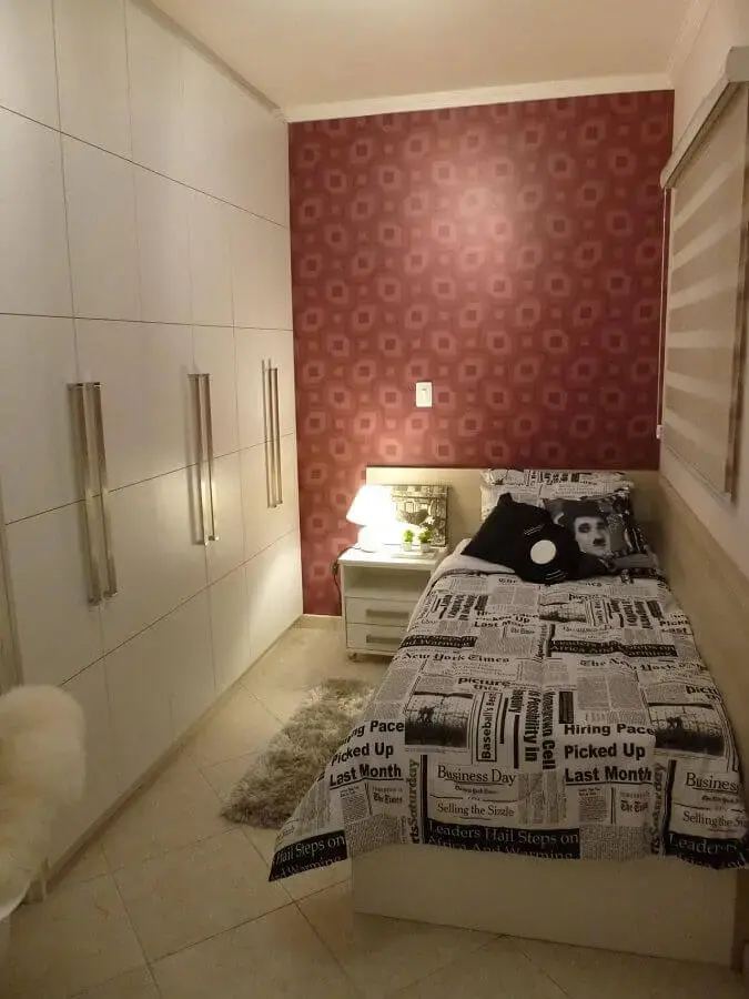 decoração quarto de solteiro com papel de parede rosa e guarda roupa modulado solteiro branco