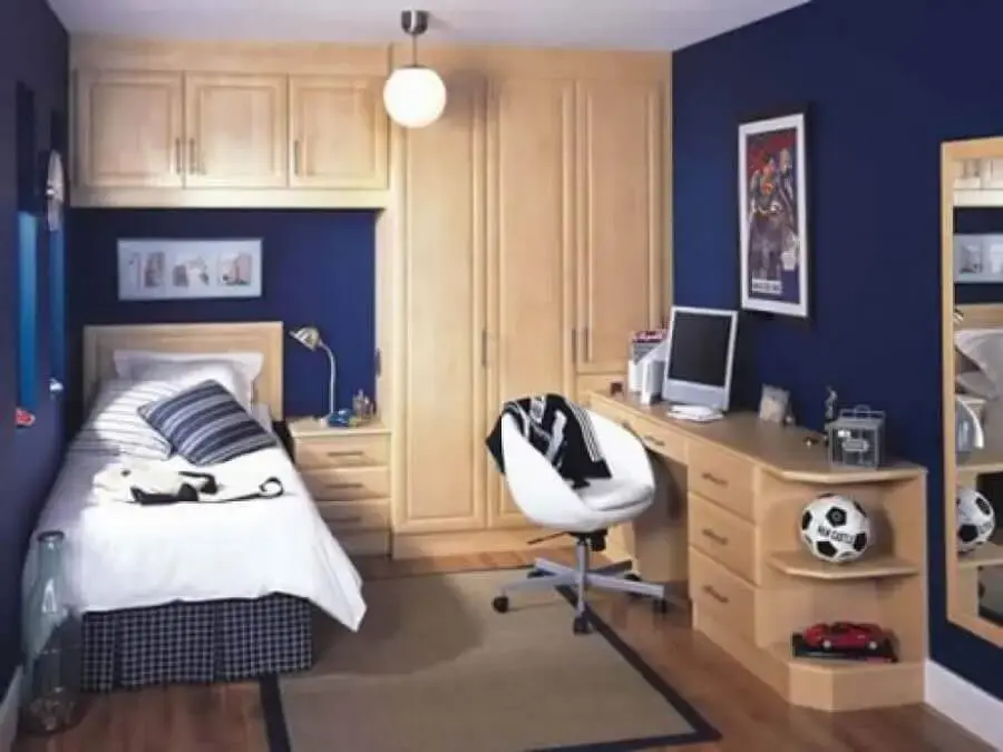 decoração quarto de solteiro com parede azul e guarda roupa modulado solteiro