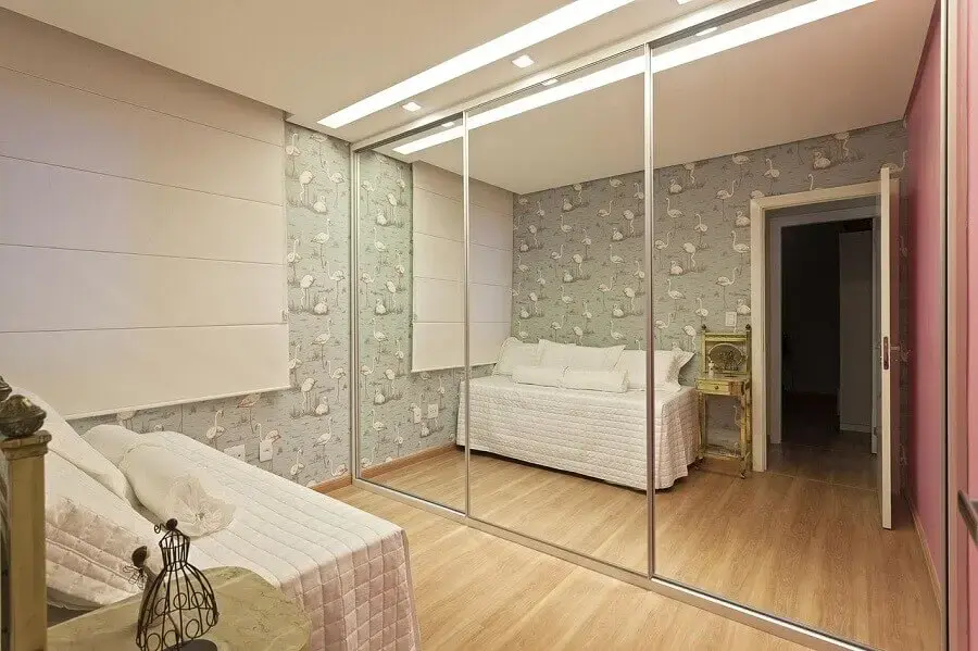 decoração quarto de solteiro guarda roupa com espelho e papel de parede