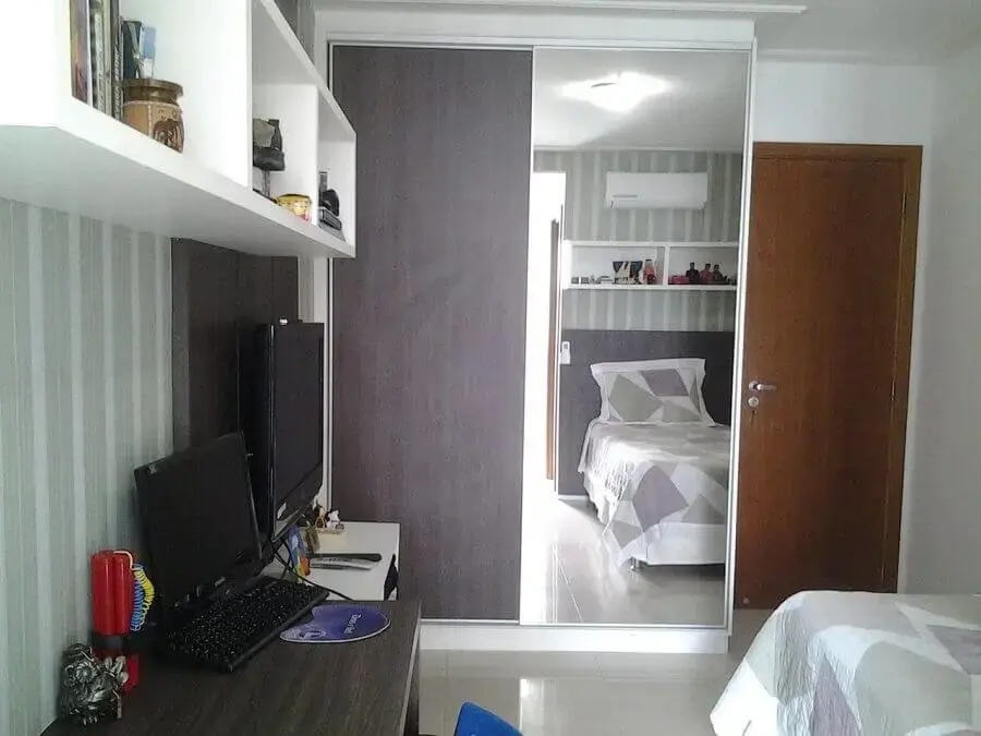 decoração quarto simples com guarda roupa solteiro porta de correr com espelho