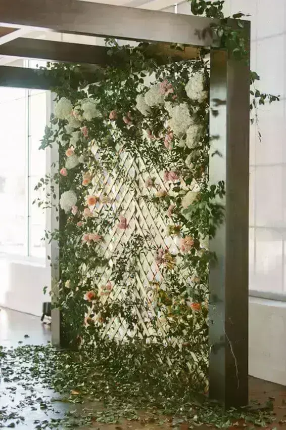 decoração rústica com painel de flores naturais com base de madeira