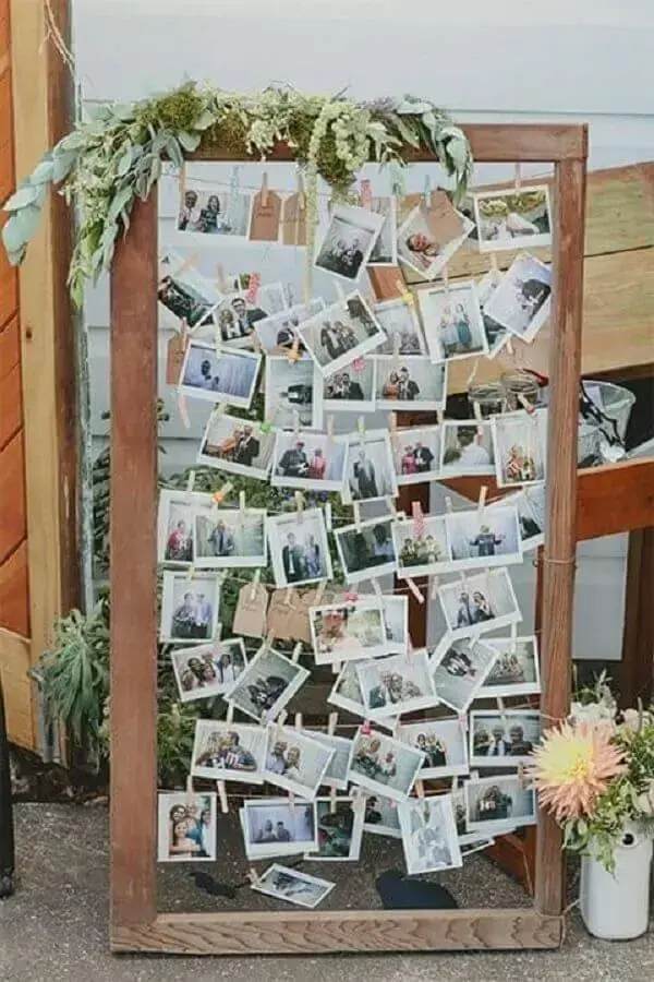 decoração rústica com painel de foto para casamento