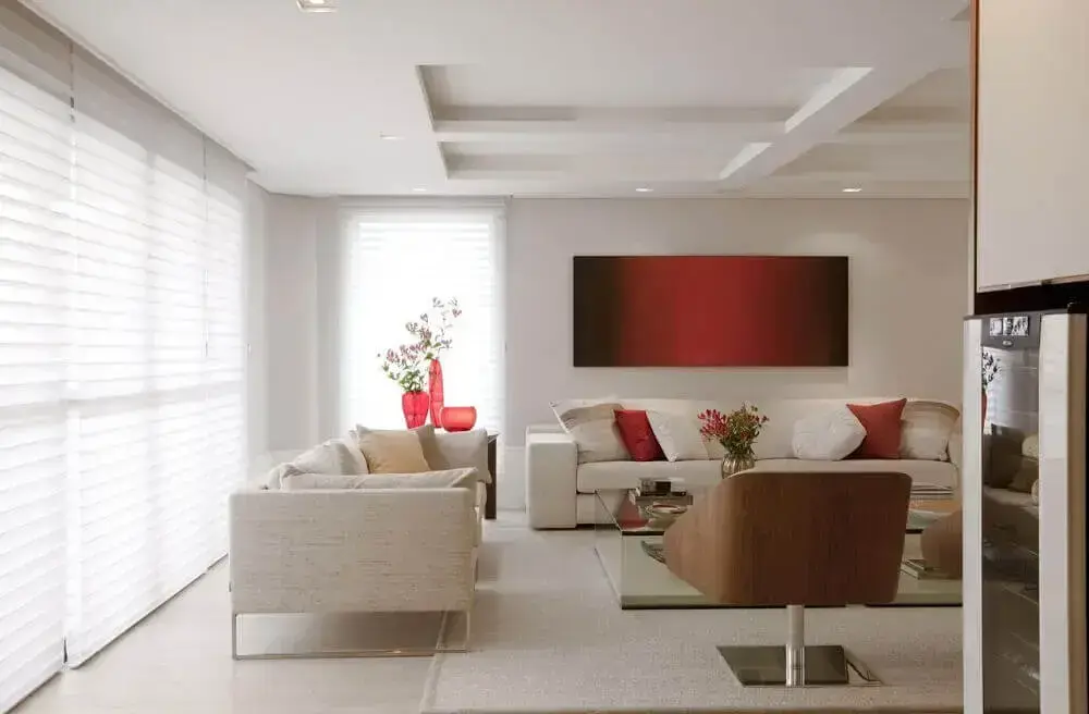 decoração sala com cor bege claro e vermelho nos detalhes