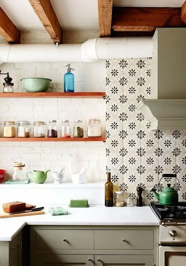 decoração simples com azulejo para cozinha Foto Laurel Bern Interiors
