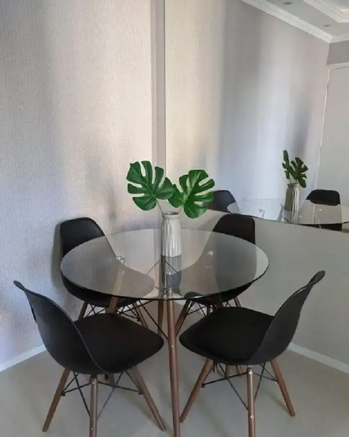 decoração simples com mesa de vidro redonda e cadeiras pretas Foto Pinterest