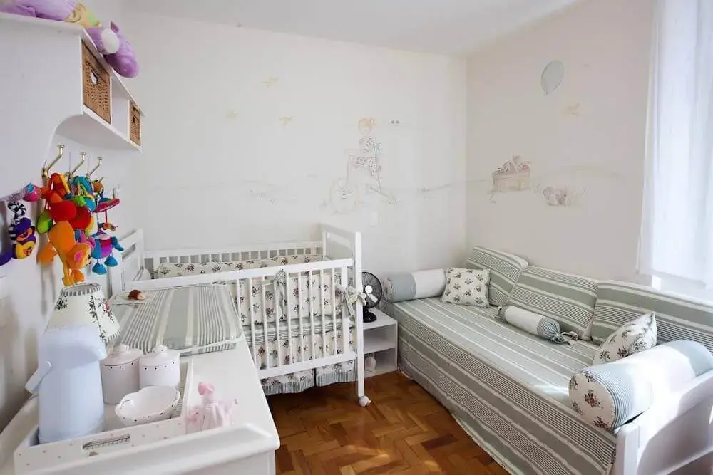 decoração simples para quarto pequeno de bebê com berço branco de madeira