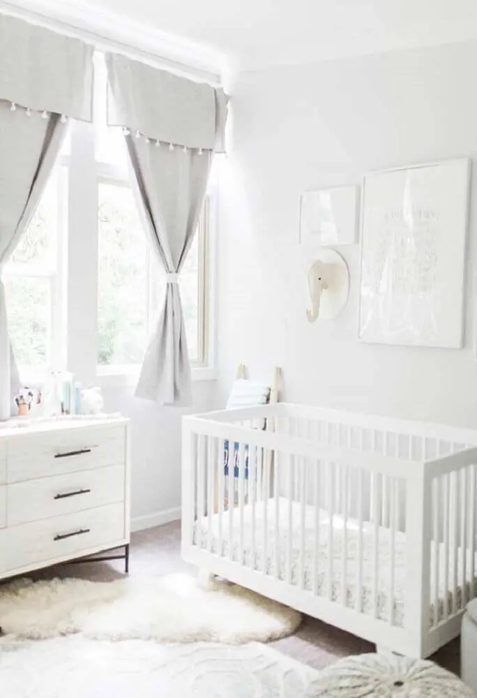 decoração toda branca para quarto de bebê pequeno
