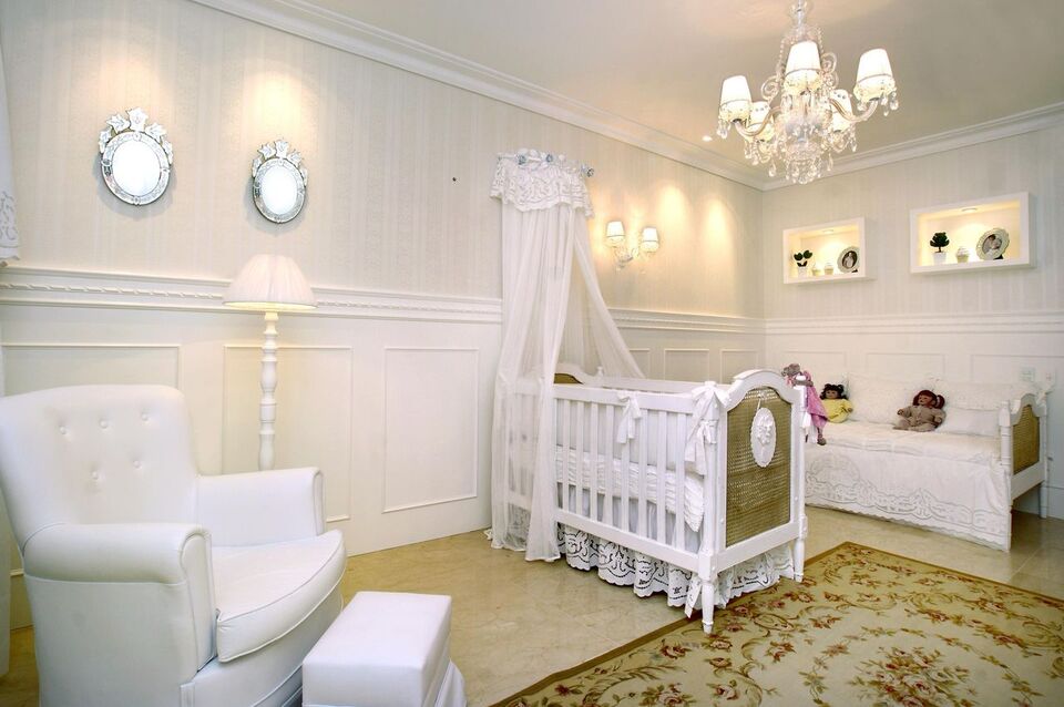 espelho para quarto - ambiente com marcenaria branca e tapete estampado