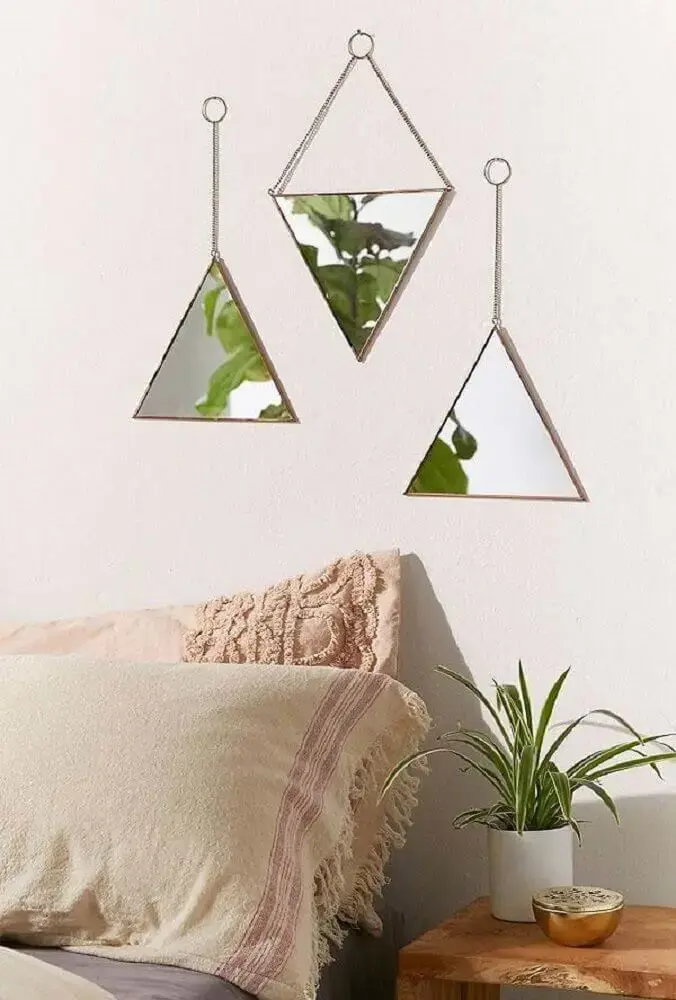 espelho para quarto em formato triangular