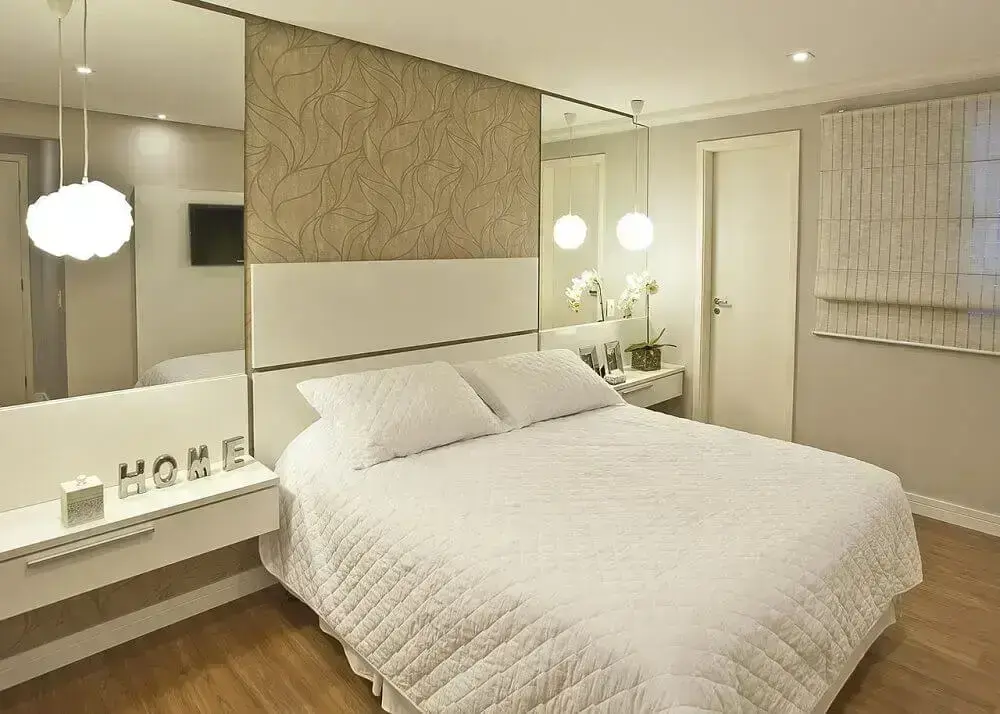 espelho para quarto nas laterais da cama com decoração clean