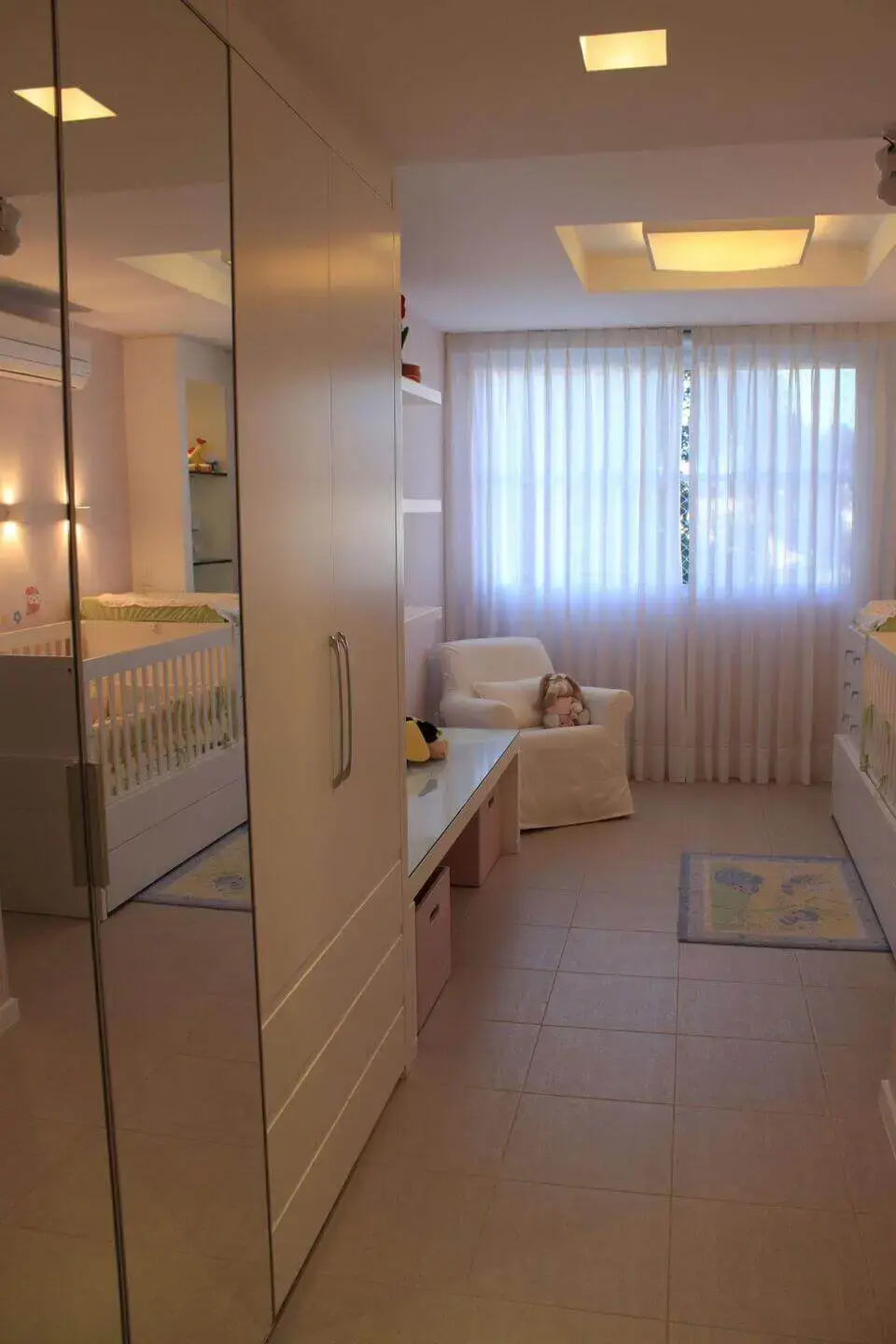 espelho para quarto - quarto de bebê com guarda roupa espelhado 
