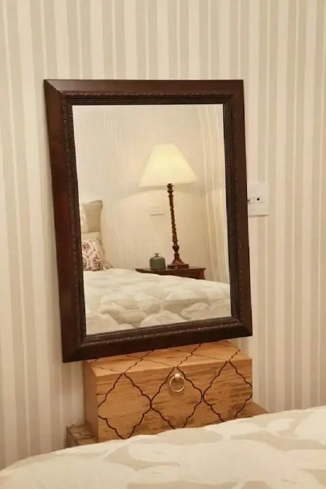 espelhos decorativos para quarto apoiado sobre baú