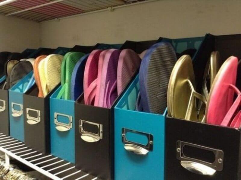 ideias para guardar sapatos com caixas coloridas
