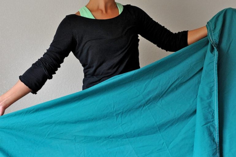 Aprenda como dobrar lençol de elástico de maneira fácil e rápida