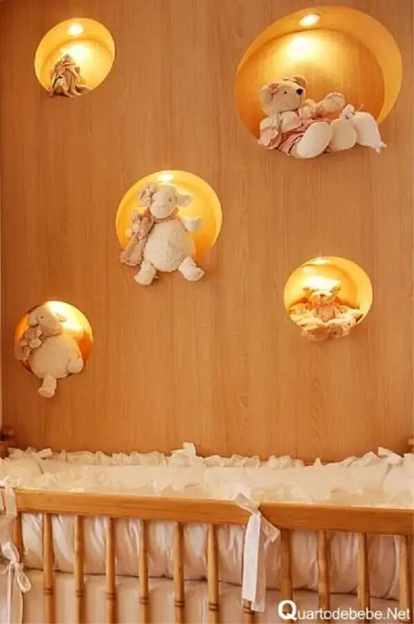 nicho redondo para quarto de bebê embutido em painel de madeira e com iluminação