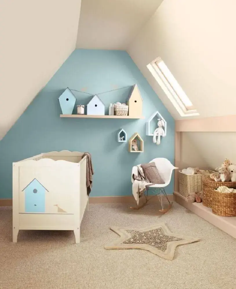 modelos de nichos para quarto de bebê decorado em tons claros e com cestas de vime