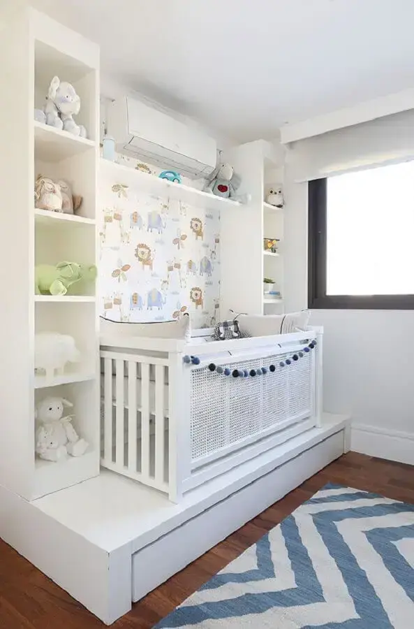 nicho para quarto de bebê quadrado decorado com papel de parede de leãozinho Foto Casa de Valentina