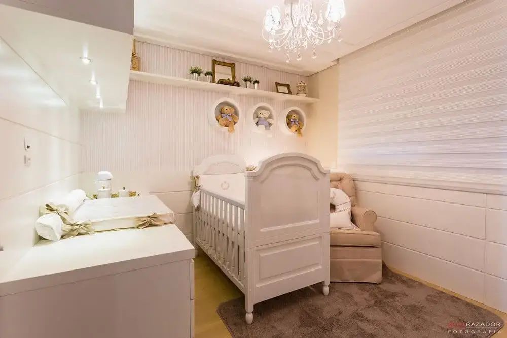 nicho redondo para quarto de bebê com decoração toda branca