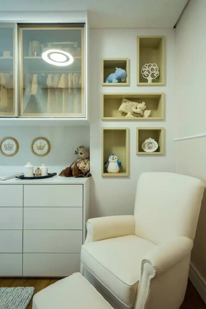 nichos embutidos para quarto de bebê com decoração em tons neutro 