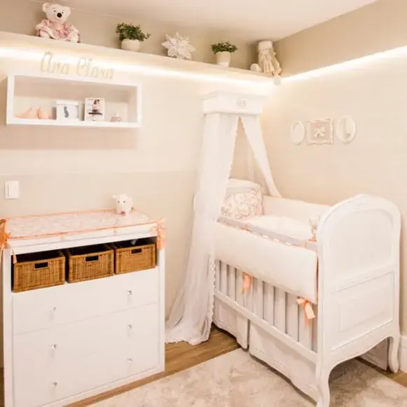 nichos para quarto de bebê - berço clássico com mosquiteiro 