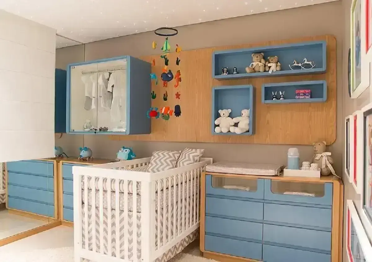 nichos para quarto de bebê decorado em azul e amadeirado Foto Pinterest