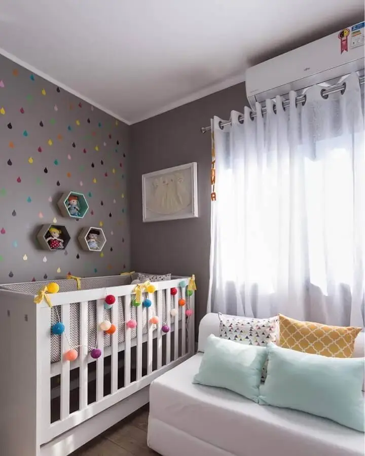 nichos para quarto de bebê decorado com gotinhas coloridas em parede cinza Foto Pinterest