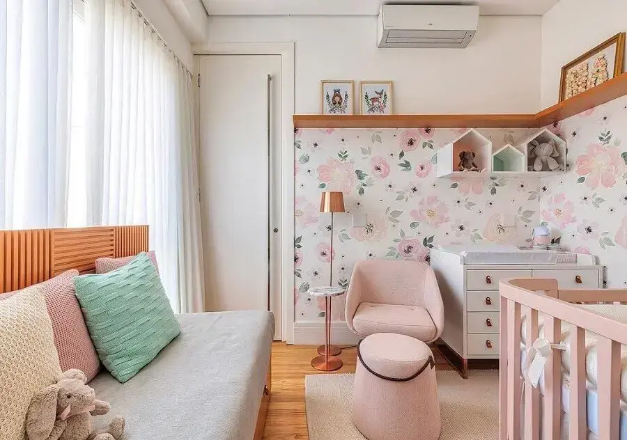 nichos para quarto de bebê decorado com papel de parede floral Foto AS Design Arquitetura