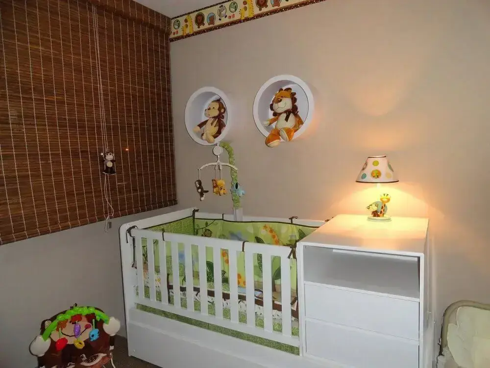 nichos para quarto de bebê decorados com bichos de pelúcia